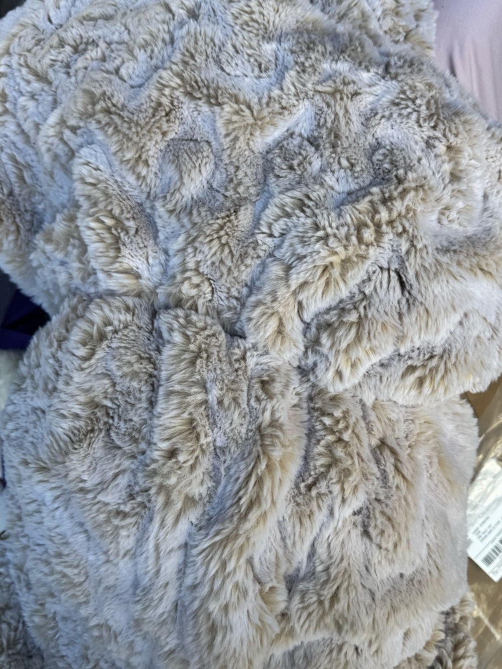π¨π§Έ Anthropologie Luxe Faux Fur throw blanket in Pearl π§Έπ¨ - Picture 5 of 7